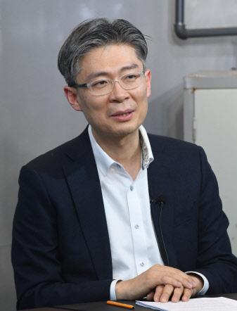 조정훈 시대전환 대표가 8일 서울 마포구 미르미디어에서 열린 '2021 서울시장 선거 정책대담'에서 인사말하고 있다. 국회사진기자단=연합뉴스